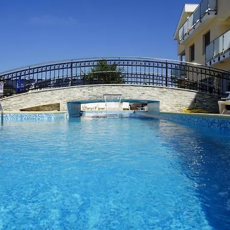 With Pool דירה *